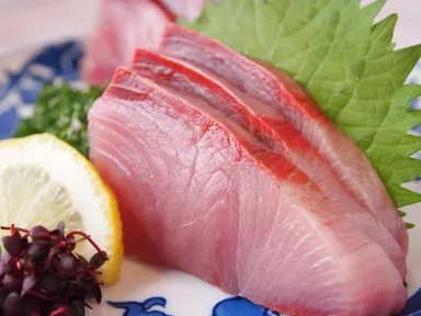 寒ブリの刺身