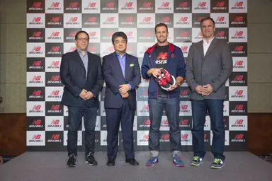 記者会見集合写真