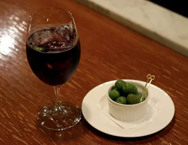 「ワインカクテル」と「オリーチェ」提供イメージ