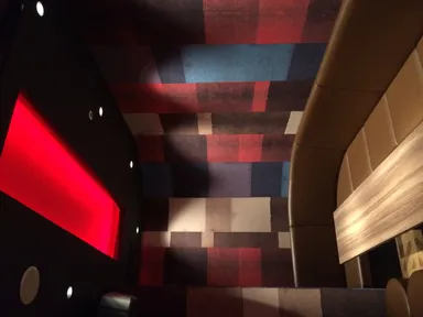 天井の照明が印象的です