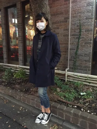 うすムラサキのマスク着用