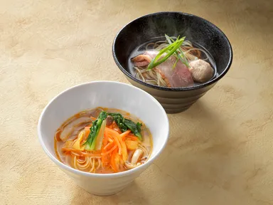 (上)鴨出汁の中華そば　(下)酸辣湯麺