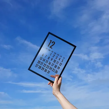 文字だけが浮かんで見える「透明カレンダー」