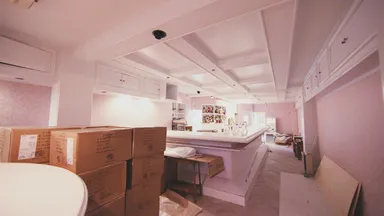 ピンクを基調とした可愛らしい店内 ※開店準備中