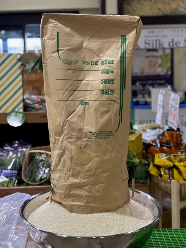 両手でガバっと「新米こしひかり」すくい取り!