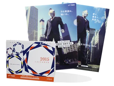 プレゼントの特製カレンダーとクリアファイル