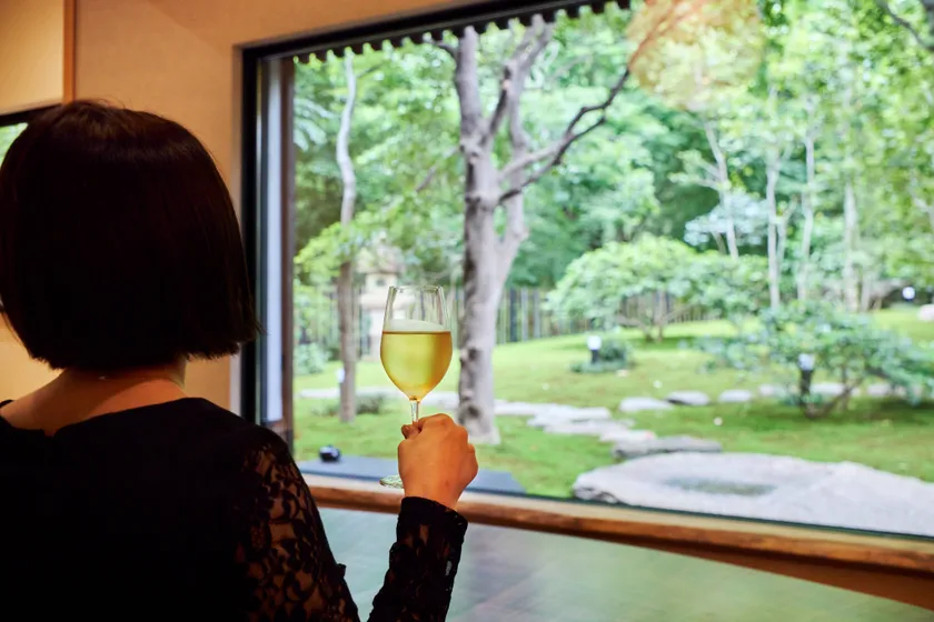 庭園を映し出すピクチャーウィンドウ