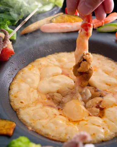 大量のうにが吸い付くように絡み付く