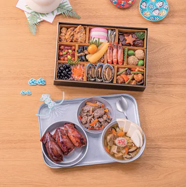 東武のうまそげ！おせち一段と給食セット　(C)2025「おいしい給食」製作委員会　※盛り付け画像はイメージです