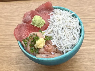 川のおさかなと海のおさかな丼　あまごのあら汁付き