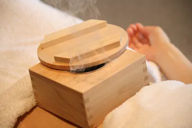 箱灸で腹部を温めます