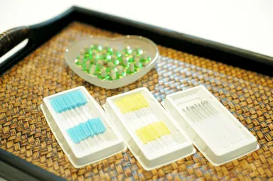 施術に用いる鍼と灸