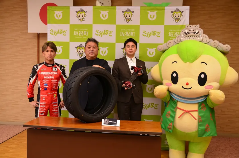 蕎麦切広大選手と当社代表及び坂祝町長とほぎもん