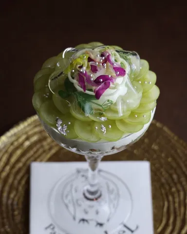 『照らすブドウのベール』