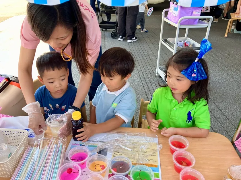 子どもたちが考えたお店も並びます