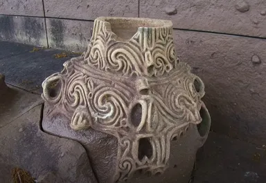 実際に出土した国宝・火焔型土器の姿