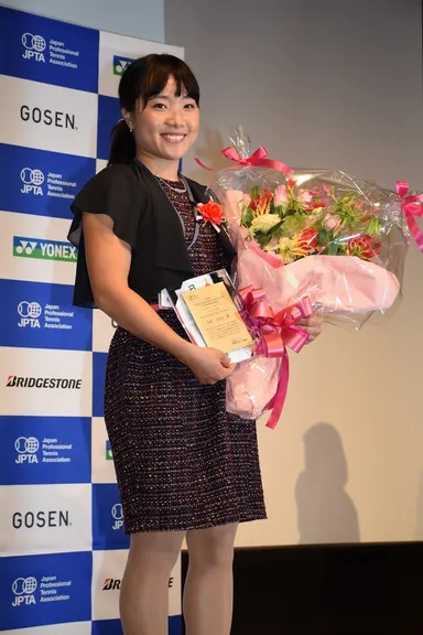 受賞した奈良くるみ選手