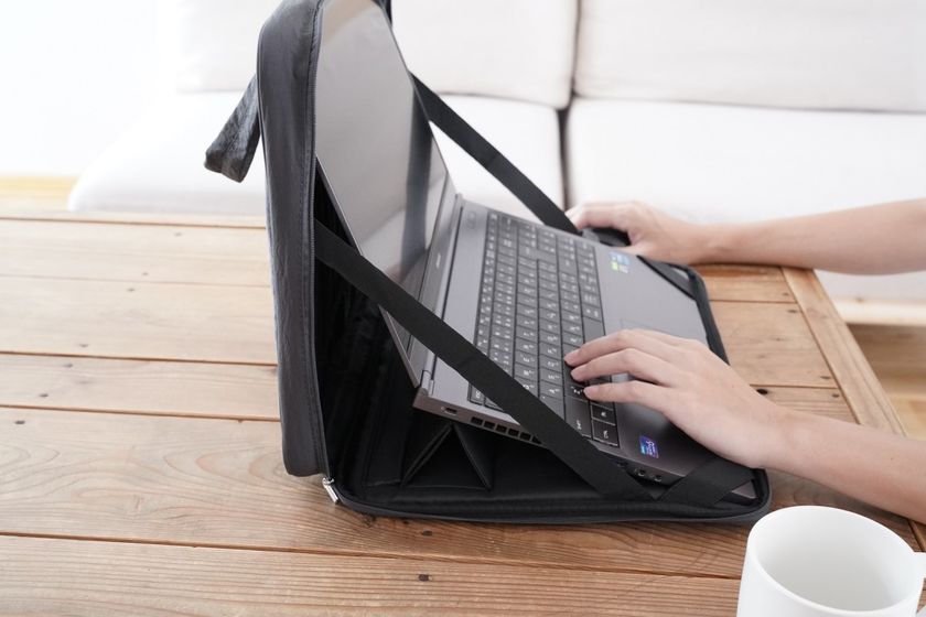 スタンド付きだから、姿勢が自然に。 PCの熱も逃しやすい。 