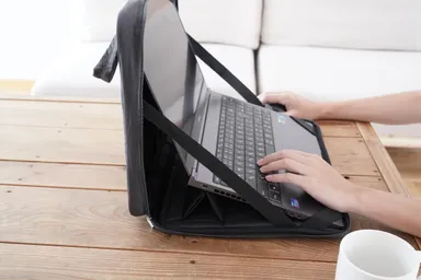 スタンド付きだから、姿勢が自然に。PCの熱も逃しやすい。