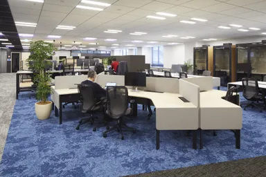 業務や状況に応じて選べる執務場所(4階 執務フロア)