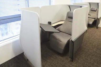 業務や状況に応じて選べる執務場所(5階 個別ブース)