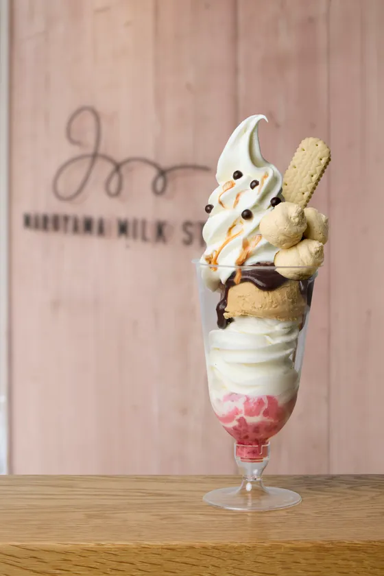 【円山牛乳販売店】キャラメルとチョコレートの牛乳パフェ