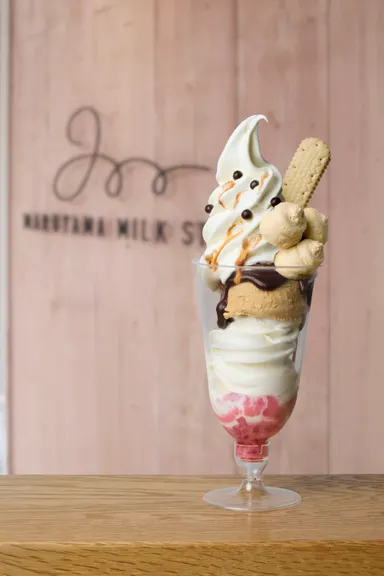 【円山牛乳販売店】キャラメルとチョコレートの牛乳パフェ