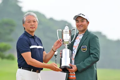 森社長と優勝した小斉平選手
