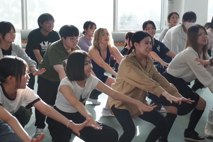 ダンスのレクチャーを受ける生徒