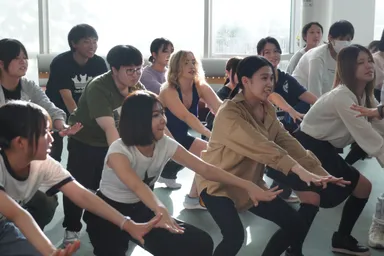 ダンスのレクチャーを受ける生徒