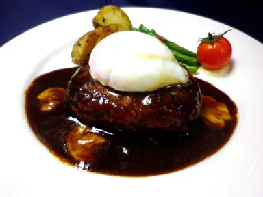 デミグラス煮込みの温玉ハンバーグ