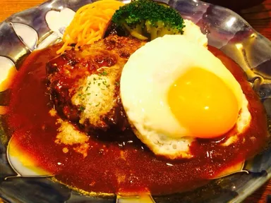 “こだわり卵”の目玉焼きのせハンバーグ