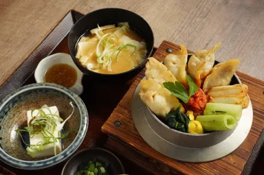 焼き餃子と葱の釜めし