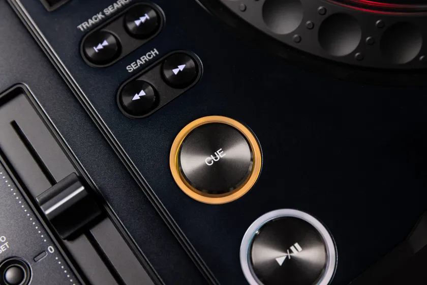 信頼性と操作性を追求したPLAY/CUEボタン