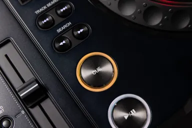 信頼性と操作性を追求したPLAY/CUEボタン