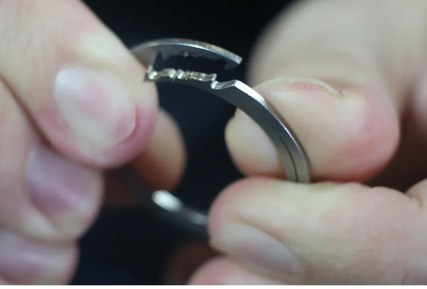 指先には優しく、脱落には厳しい独自設計