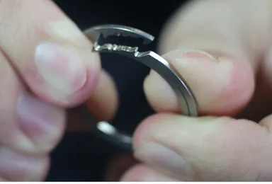 指先には優しく、脱落には厳しい独自設計