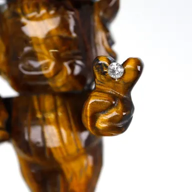 虎目石のピースサインの間から輝くダイヤ