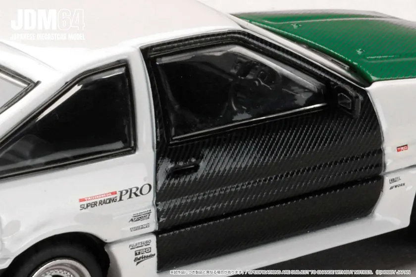 テストで使用されたカーボンドアや各種ロゴ等も再現!