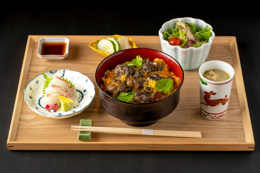 地鶏の親子丼【黒】お刺身付き 1,100円(税込)