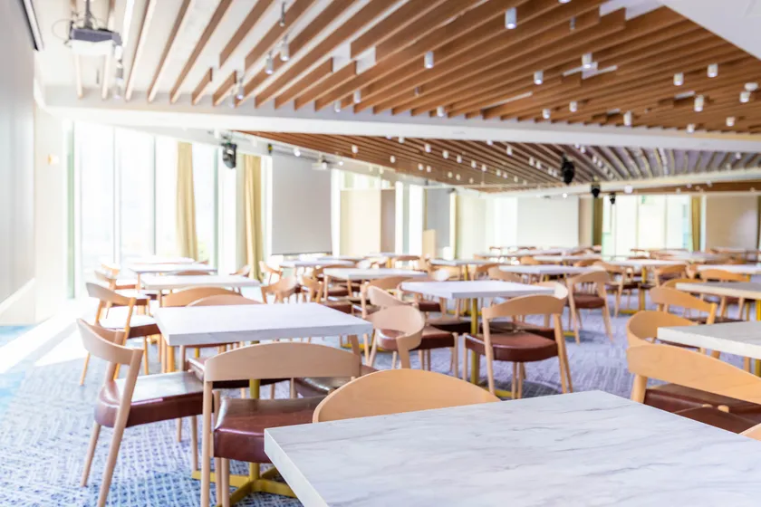 日差しが差し込むメインフロア