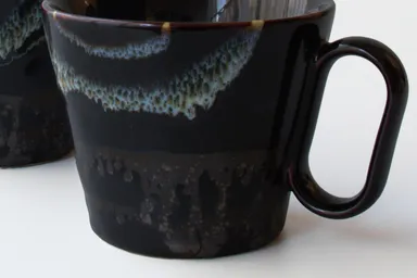 漆黒の釉薬に藁灰が織りなす渚のような景色が浮かび上がる