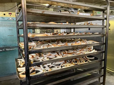 ローストを待つ食パンのミミ