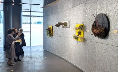 レリーフ状の作品も展覧(2024)