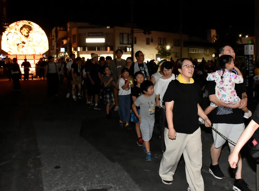 ねぷたを引く様子