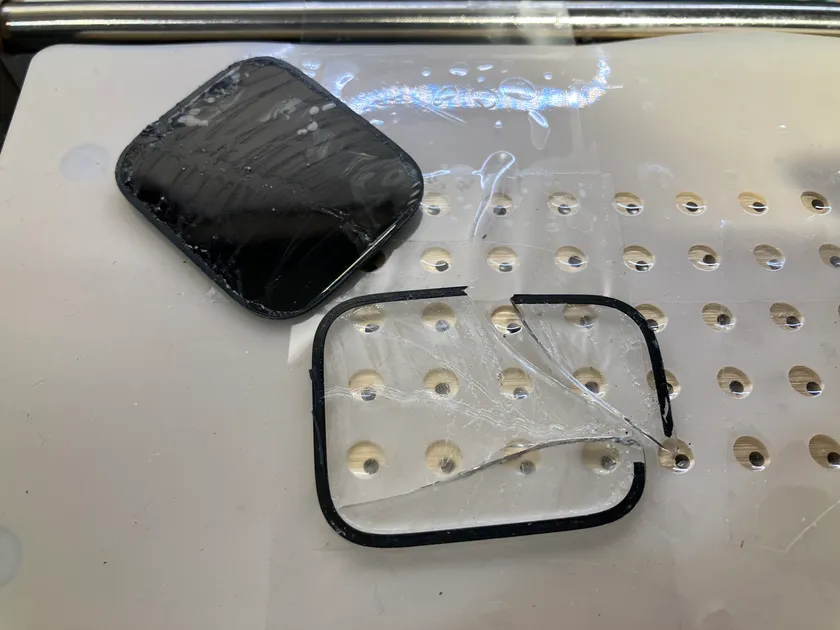 独自の技術を使用し割れたガラスのみを除去