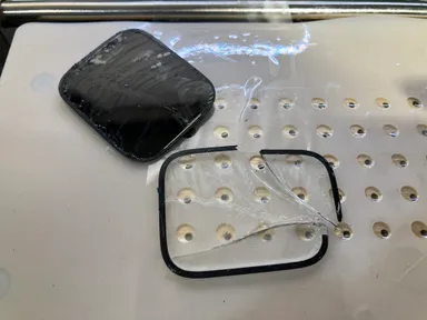 独自の技術を使用し割れたガラスのみを除去