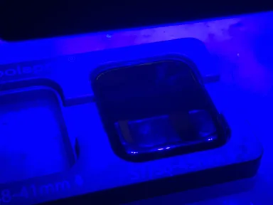 表面をクリーニングし、新しいガラスを膠着