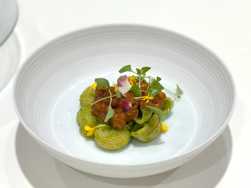 花ズッキーニとピスタチオのペーストで和えたルマーケリガーテ 三河一色産鰻のボロネーゼ風ラグーを添えて