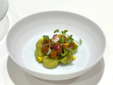 花ズッキーニとピスタチオのペーストで和えたルマーケリガーテ　三河一色産鰻のボロネーゼ風ラグーを添えて